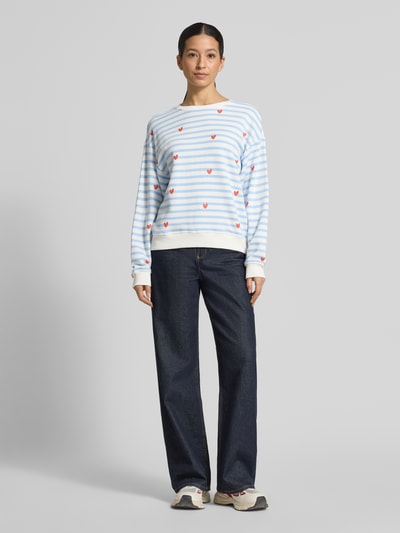 Frauenmodel trägt Sweatshirt im Allover-Look von Smith and Soul aus Baumwoll-Modal-Mix mit Rundhalsausschnitt, Relaxed-Fit, Ganzkörperansicht von vorne.