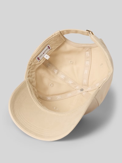 Produktfoto, Basecap aus reiner Baumwolle Modell 'ELEVATED CHIC' von Tommy Hilfiger in unifarbener Optik mit Logo-Applikation, verstärktem Schirm, eingestickten Luftlöchern, verstellbarem Riegel und sichtbarer Twill-Struktur, beige Farbe, Detailaufnahme Innenansicht.