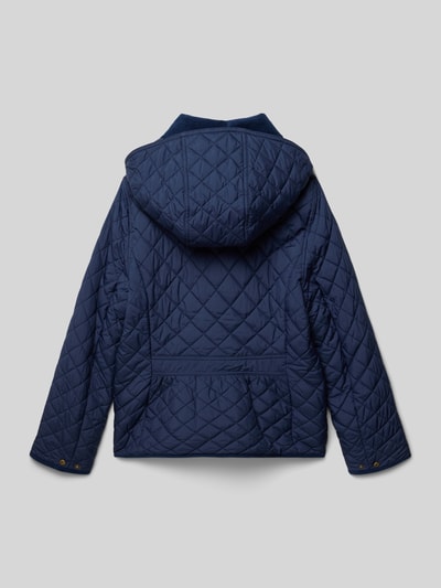 Jongen draagt Steppjacke met Kapuze und Label Stitching van Polo Ralph Lauren Teens in look: effen, platte kraag, applicatie met labelstitching, sluiting (bovenstuk): knoopsluiting, kleur donkerblauw, ganzkörperansicht rückansicht.