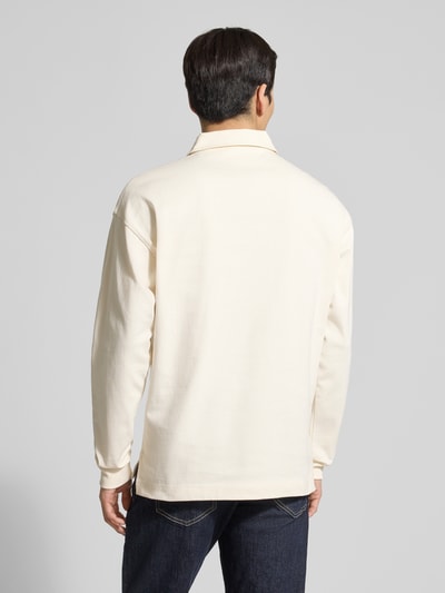 Männermodel trägt Regular Fit Sweatshirt aus reiner Baumwolle von Tommy Hilfiger in Unifarbe mit Polokragen, Rückansicht Ganzkörperansicht.