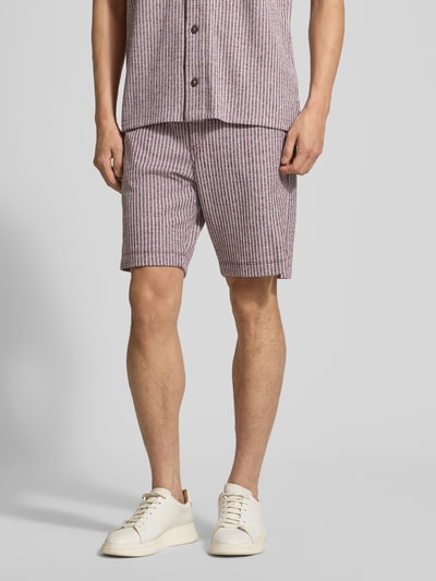 Männermodel trägt Regular Fit Shorts aus Viskose-Mix Modell 'CIARI' von CINQUE in Rosa mit Streifenmuster, Eingrifftaschen, Nahaufnahme Oberschenkel, Herren Shorts Kontext integriert.