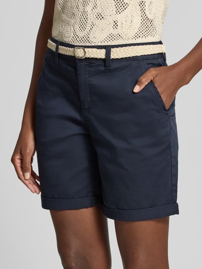 Frauenmodel trägt Regular Fit Bermudas aus Baumwoll-Mix von s.Oliver RED LABEL in Dunkelblau, unifarben, Twill-Textur, Nahaufnahme Oberkörper.