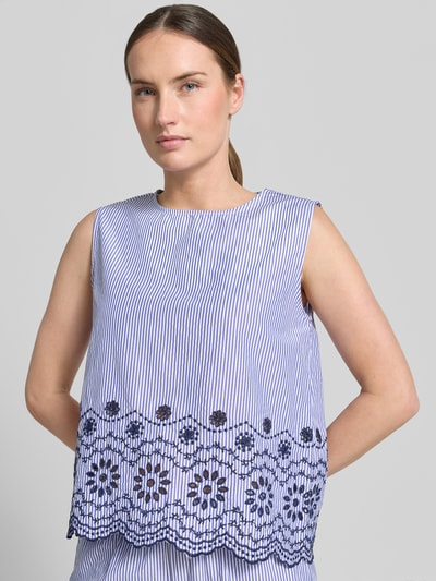 Frauenmodel trägt Relaxed Fit Bluse mit floralem Lochstitching Modell 'Inzi' von B.Young aus Baumwoll-Mix, ärmelloses Design, Rundhalsausschnitt, blaue Streifen mit floralen Texturen, Damen Bluse, Rückenlänge bei Größe 36: 54 cm, Nahaufnahme Oberkörper.