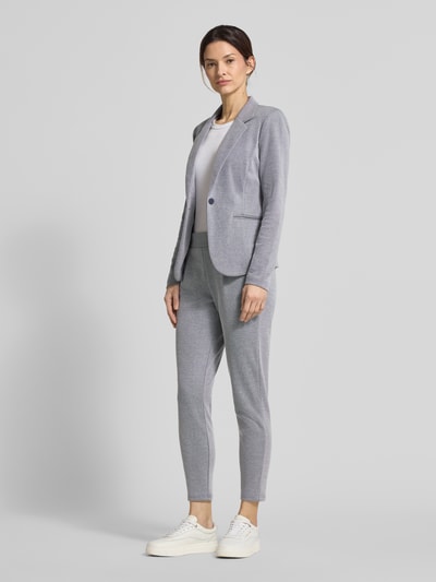 Frauenmodel trägt Regular Fit Blazer mit Reverskragen Modell 'Kate' von ICHI aus Baumwoll-Mix mit Paspeltaschen und Knopfverschluss, Ganzkörperansicht von vorne.