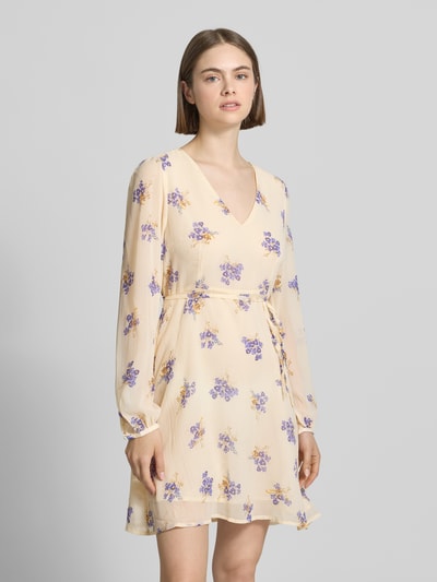 Frauenmodel trägt Minikleid aus Chiffon Modell 'MIRIAM-FUSINA' von Only, Optik: Allover-Muster, Passform: tailliert, Mini-Länge, V-Ausschnitt, floral, Taillengürtel, Nahtreißverschluss, langarm, Ballonärmel, Ärmelabschluss: Knopf mit Öse, Materialverarbeitung: Chiffon, helle Farben mit violetten Blumenmotiven, Ganzkörperansicht von vorne.