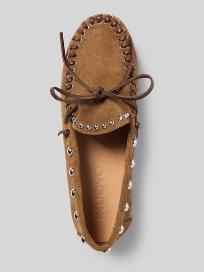 Produktfoto, Loafer aus echtem Leder mit Nietenbesatz von INUOVO in Braun, abgerundete Passform, Zierschleife, Absatzhöhe 1 cm, Schafthöhe 6 cm, Schaftweite 13 cm, samtige Textur, silberfarbene Nieten.