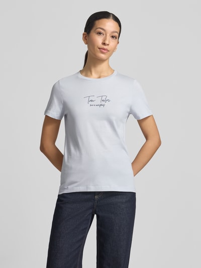 Frauenmodel trägt Regular Fit T-Shirt aus Bio-Baumwoll-Mix von Tom Tailor, unifarben, Rundhals, kurzarm, Label-Schriftzug, Ganzkörperansicht von vorne