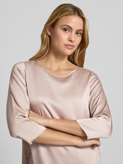 Vrouwenmodel draagt Bluse aus Satin van Rinascimento in lichtroze, glanzende satijn met ronde hals, Materiaalmix met stretch, getailleerd, blouse met lange mouwen, ruglengte maat S 59 cm, mouwlengte maat S 48 cm, Nahaufnahme bovenlichaam.