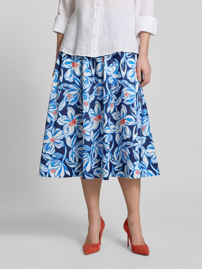 Frauenmodel trägt Midirock mit Raffungen von WHITE LABEL aus reiner Baumwolle, A-Linie, blaues Blumenmuster, Ganzkörperansicht von vorne.