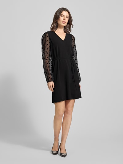 Vero Moda Sukienka koktajlowa o lejącym kroju z półprzezroczystymi rękawami model ‘ALVA’ Czarny 1