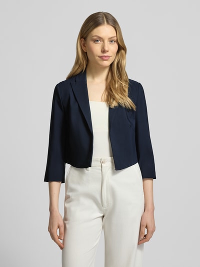 Frauenmodel trägt Cropped Blazer mit Reverskragen von Betty Barclay, dunkelblau, elastischer Material-Mix, offene Vorderseite, 3/4-Arm, Ganzkörperansicht von vorne