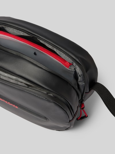 Produktfoto, Kosmetiktasche mit Logo-Detail Modell 'Ecodiver' von Samsonite in Schwarz mit rotem Reißverschluss, geteiltes Hauptfach, strukturierte Oberfläche, Größe: 25x17x9 cm, mit Innenfach