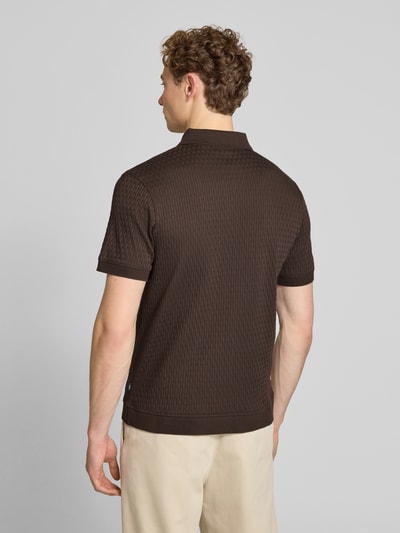 Männermodel trägt dunkelbraunes Slim Fit Poloshirt mit Reißverschluss Modell 'Franciscojose' von JOOP! Collection, Rückansicht Ganzkörperansicht.