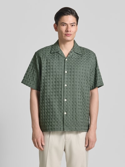 Männermodel trägt Relaxed Fit Freizeithemd aus reiner Baumwolle Modell 'MONTY' von SELECTED HOMME, Optik: Unifarben, Jacquard, Ganzkörperansicht von vorne.