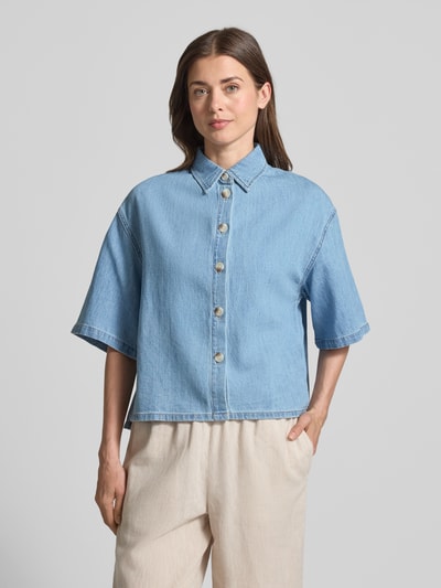 Vrouwenmodel draagt Relaxed Fit jeansblouse uit puur katoen van s.Oliver RED LABEL in denimlook, labelpatch, twill, knoopsluiting, V-hals, korte mouw, overhemdkraag, achterpas met cacharelplooi. Nahaufnahme bovenlichaam.