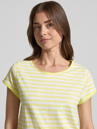 Frauenmodel trägt Regular Fit T-Shirt aus Baumwoll-Flammgarn von s.Oliver RED LABEL mit Optik:Allover-Muster, gestreift, Melange-Look, Rundhals, Ärmelform: Kurzarm, Rollsaum an Rumpfabschluss und Ärmelabschluss, reine Baumwolle; Nahaufnahme Oberkörper.