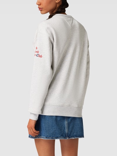 Tommy Jeans Sweatshirt mit Label-Stitching Hellgrau Melange 5