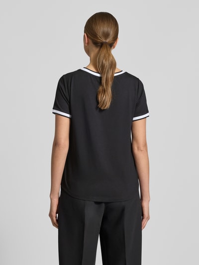 Modelka prezentuje Regular Fit T-Shirt aus Viskose-Mix od More & More, czarny, krój regular fit, zaokrąglony dekolt, krótkie rękawy, długość tyłu w rozmiarze 36: 57 cm, gładka faktura, pełny widok sylwetki od tyłu.