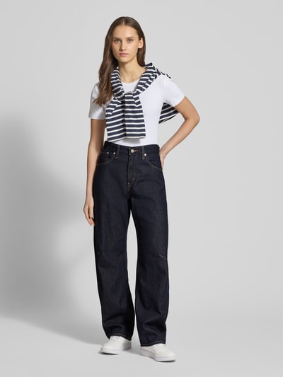 Vrouwenmodel draagt Barrel Fit Jeans mit Eingrifftaschen van Levi's®, donkerblauw, katoen, met steekzakken, knoop- en ritssluiting, volledig lichaamsaanzicht van voren.