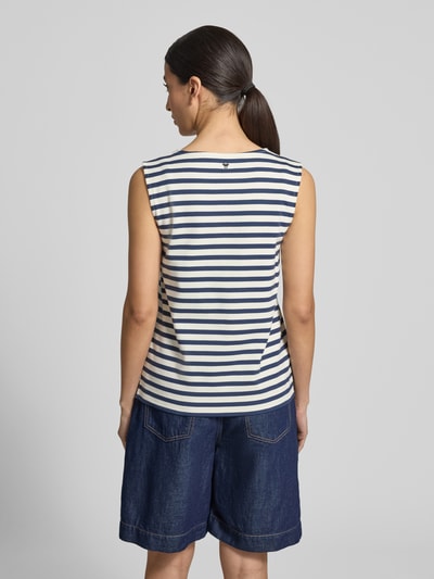 Frauenmodel trägt Regular Fit Tank-Top aus reiner Baumwolle Modell 'MULTIH' von Weekend Max Mara, Optik: unifarben, Muster: gestreift, Rundhals, ohne Ärmel, Materialverarbeitung: Jersey, Blau-Weiß, Ganzkörperansicht Rückansicht.