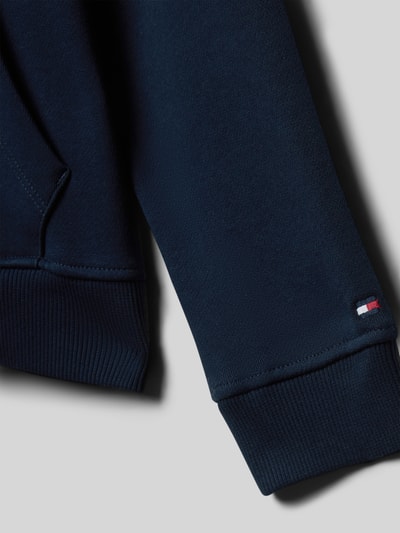 Productfoto, Regular Fit Hoodie aus reiner Baumwolle van Tommy Hilfiger Teens in effen donkerblauw met logo-print, ribboord en kangoeroezak, sweat materiaal.