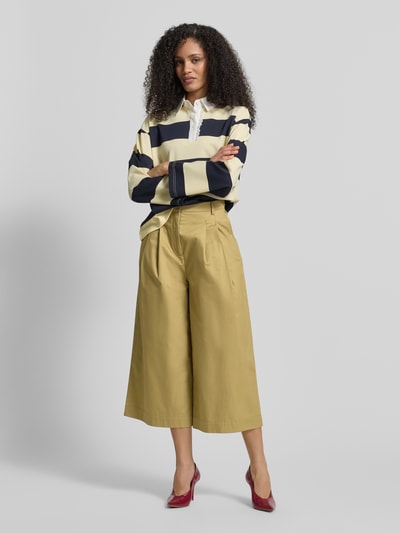Frauenmodel trägt Stoffhose in verkürzter Passform von JAKE*S STUDIO WOMAN aus reiner Baumwolle mit lockerer Schnittform, Ganzkörperansicht von vorne.