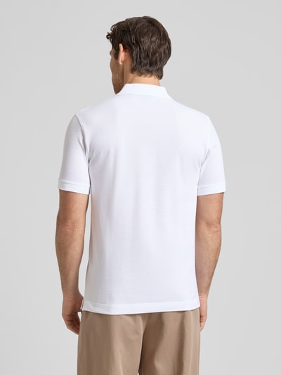Męski model nosi Regular Fit Poloshirt aus reiner Baumwolle Modell 'PALLAS' od BOSS, biały, pikowana faktura, widok całej sylwetki z tyłu.