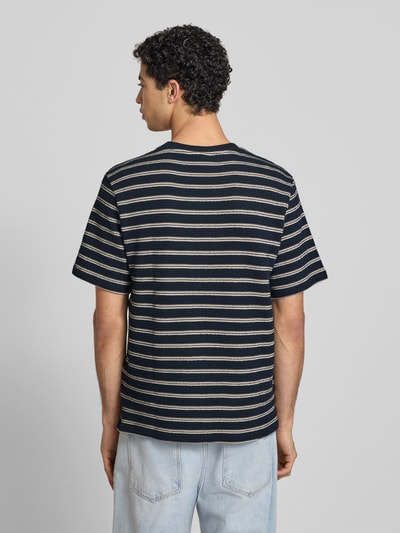 Männermodel trägt Strukturiertes T-Shirt mit Logostickerei auf der Brust von REVIEW, dunkle und helle Streifen, Reine Baumwolle, Gerader-Schnitt, Rundhalsausschnitt, Strukturmuster, Rückenlänge 70 cm bei Größe M, Ganzkörperansicht Rückansicht.