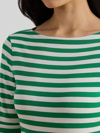 Vrouwenmodel draagt 'Slim Fit T-Shirt aus Baumwoll-Mix' van Lauren Ralph Lauren, groen-wit gestreept jersey met logo-stiksel, bootshals, halve mouw, Nahaufnahme bovenlijf.
