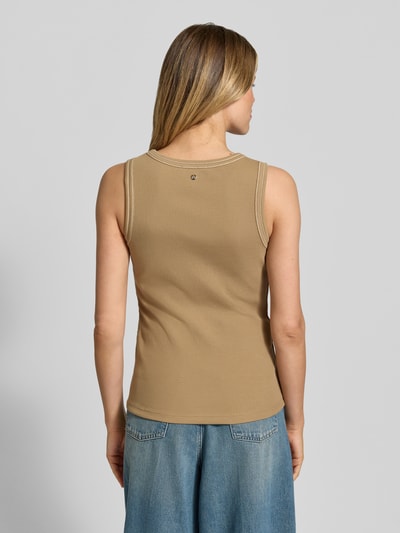 Frauenmodel trägt Tanktop mit Logo-Stitching Modell 'Ara' von MOS MOSH in Beige, Feinripp-Struktur, Kontrastnähte, Ganzkörperansicht Rückansicht