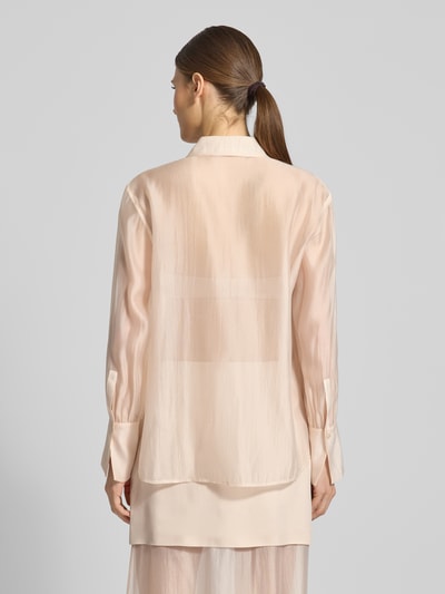Männermodel trägt semitransparente Organza-Bluse mit großen Manschetten - curated by Vicky Heiler von Damen Hemdbluse SIC, krój regular fit, Hemdblusenkragen, lange Ärmel, eingefasste Ärmelabschlüsse, Rückenlänge 66 cm, Ärmellänge 58 cm, helle Farbe, glatte Textur, Ganzkörperansicht Rückansicht