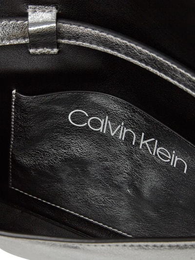 CK Calvin Klein Metaliczna torebka na długim pasku Srebrny 4