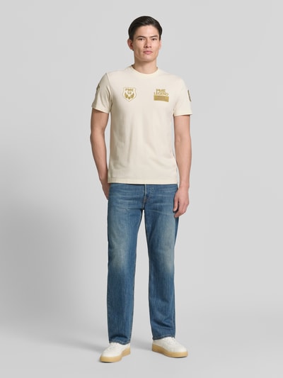 Männermodel trägt T-Shirt mit Rundhalsausschnitt und Stitchings von PME Legend, beige, Herren T-Shirt aus Baumwoll-Elasthan-Mix, Regular-Fit, Ganzkörperansicht von vorne, Rückenlänge bei Größe M 67 cm.