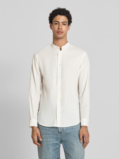 Männermodel trägt Freizeithemd mit Leinen-Anteil Modell 'BREEZE' von Jack & Jones, Baumwoll-Leinen-Mix, Regular-Fit, Stehkragen, Knopfleiste, Rückenlänge 75 cm, Schulterbreite 48 cm, Ärmellänge 64 cm, einfarbig cremefarben, strukturierte leichte Textur, Ganzkörperansicht von vorne.