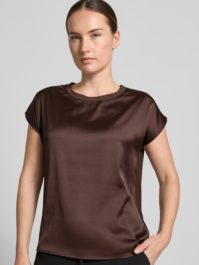 Frauenmodel trägt Regular Fit T-Shirt aus Viskose mit Stretch-Anteil von MORE & MORE, Satin-Optik, braun, Nahaufnahme Oberkörper.