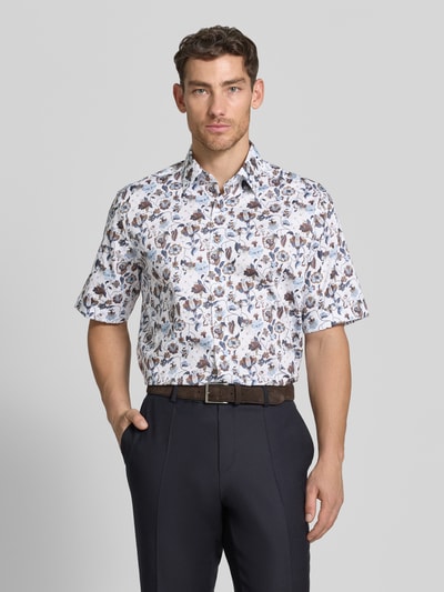 Männermodel trägt Comfort Fit Business-Hemd aus Reine Baumwolle mit Kentkragen von ETERNA, Allover-Look, Ganzkörperansicht von vorne. Rückenlänge bei Größe 40: 81 cm, Schulterbreite: 39 cm, Ärmellänge: 28 cm.