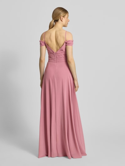 Modelka kobieca nosi Maxikleid im Off-Shoulder-Look mit Gehschlitz od Mascara, różowy, A-linia, drapowania, długość tyłu 128 cm, szerokość w rozmiarze 36: 33 cm, widok całej sylwetki z tyłu.
