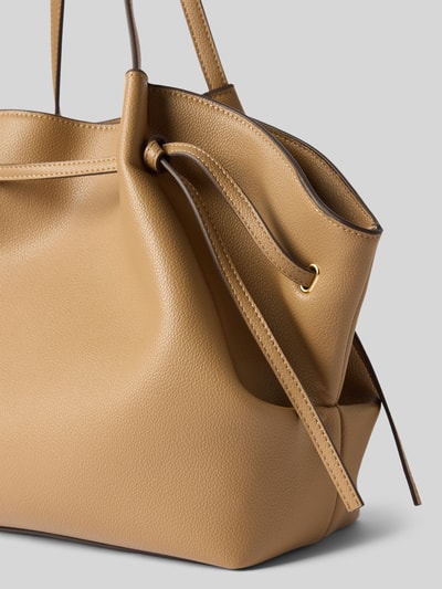 Produktfoto, Handtasche mit Schulterriemen Modell 'Romina' von MANGO, Hauptfach mit Magnetverschluss, Innenfach, beige, strukturierte Oberfläche, Maße Größe 1: 61 cm Breite, 28 cm Länge, 15 cm Tiefe, 58 cm Schulterriemen