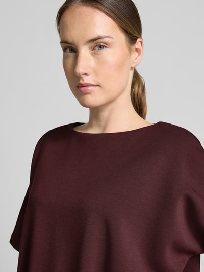 Vrouwenmodel draagt Regular Fit t-shirt uit modal-mix model 'Ginne' van OPUS in effen donkerrood, Dames t-shirt, close-up bovenlichaam.