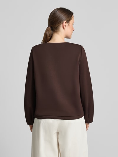 Vrouwenmodel draagt Relaxed Fit sweatshirt uit viscosemix van s.Oliver BLACK LABEL in effen donkerbruin, gladde textuur, volledige rugaanzicht.