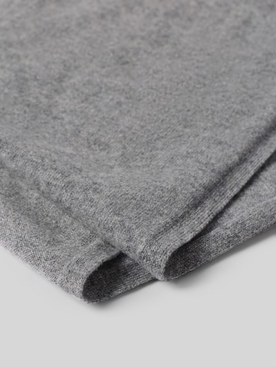 Produktfoto, Balaclava aus reinem Kaschmir mit offener Front von Christian Berg Woman, weicher grauer Stoff, feine Textur, Damen Balaclava
