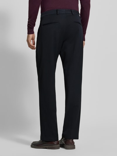 Mannelijk model draagt stoffen broek met persplooien en steekzakken van Les Deux, Materiaalmix met viscose, straight fit, Model 'Roi', knoop- en ritssluiting, Franse steekzakken, strookzak aan de achterkant, Bandwijdte bij maat 32: 46 cm, Binnenbeenlengte bij maat 32: 77 cm, Ganzkörperansicht Rückansicht.
