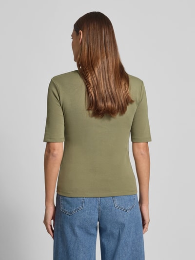 Frauenmodel trägt T-Shirt mit V-Ausschnitt von Christian Berg Woman in Olivgrün, Baumwoll-Elasthan-Mix, Regular Fit, Ganzkörperansicht Rückansicht.