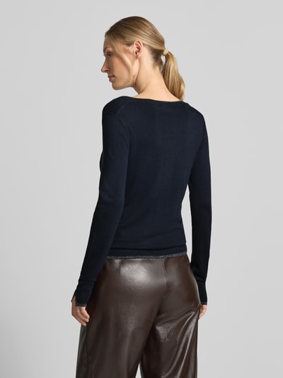 Frauenmodel trägt Slim Fit Longsleeve aus reine Viskose Modell 'Maglia Chiusa' von Liu Jo White in Dunkelblau, glatte Textur, Ganzkörperansicht Rückansicht.