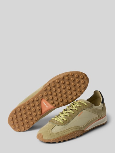 Produktfoto, beżowe sneakersy z naturalnej skóry o zaokrąglonym kształcie, model 'Bridge' od HOFF, wiązanie, obszycie w kontrastowym kolorze, fakturowana podeszwa, wysokość obcasa: 2 cm, wysokość cholewki: 9 cm, szerokość w rozmiarze 44: 10 cm