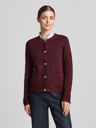 Frauenmodel trägt Regular Fit Strickjacke aus reiner Baumwolle von GANT in Dunkelrot, strukturierte Oberfläche, Ganzkörperansicht von vorne, Damen Strickjacke von GANT.