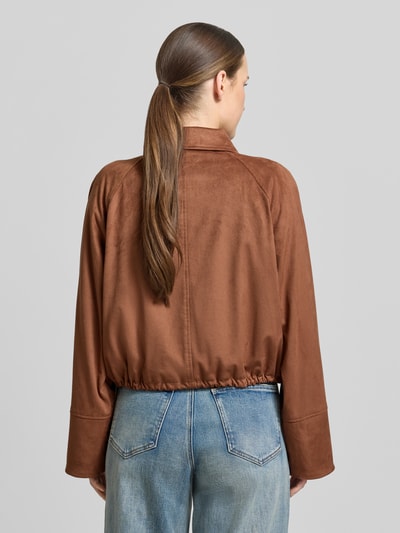 Vrouwenmodel draagt Jacke in Leder-Optik mit Zweiwege-Reißverschluss van Liu Jo White in bruin, materiaalmix met stretch, regular fit, platte kraag, ruglengte 50 cm, schouderbreedte 45 cm, borstwijdte 62 cm, mouwlengte 64 cm, leerlook textuur, Ganzkörperansicht Rückansicht.