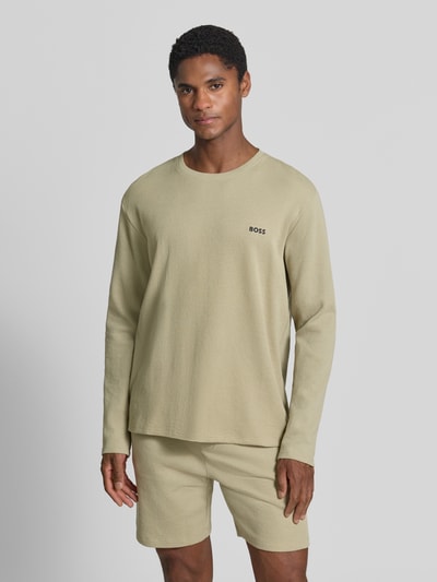 Männermodel trägt Regular Fit Langarmshirt aus Baumwoll-Mix Modell 'WAFFLE LS-SHIRT' von BOSS in Beige, Herren Langarmshirt, Ganzkörperansicht von vorne.