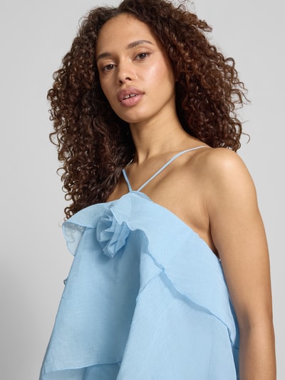 Frauenmodel trägt Maxikleid mit 3D-Rüschendetails Modell 'DELILAH' von Vero Moda in Hellblau, unifarben, Neckholder, Nahaufnahme Oberkörper.
