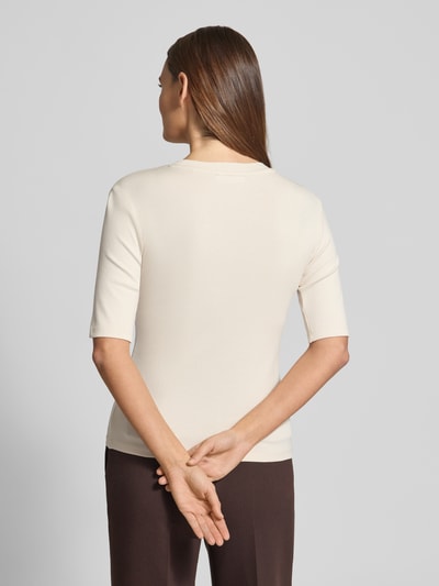 Frauenmodel trägt Slim Fit T-Shirt im Halbarm-Design von Christian Berg Woman, Baumwoll-Mix, Rundhalsausschnitt, Rückenlänge 54 cm, Ganzkörperansicht Rückansicht.